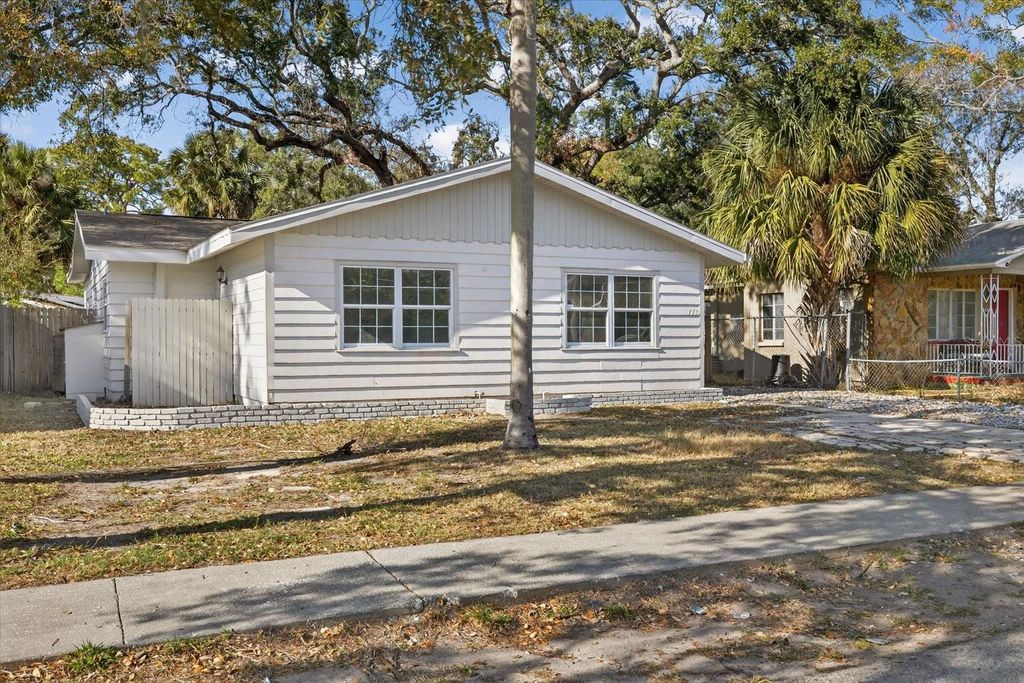 Photo of 773 W Harbor Drive S, St Petersburg, FL 33705 (MLS # W7885511)