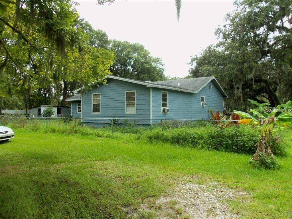 LOTS OF POTENTIAL,,,,,,,,5 BEDROOM, THREE BATHS, 2.55 ACRES COMPLETELY FENCED. NEW ROOF INSTALLED RECENTLY. HOME FEATURES EAT-IN-KITCHEN, A PRIVATE BEDROOM WITH PRIVATE ENTRANCE, OVER SIZED LIVING ROOM, SPLIT BEDROOM PLAN, PATIO ON BACK OF HOUSE, HOME WOULD MAKE A GREAT HALF WAY HOUSE WITH HAVING 5 BEDROOMS AND 3 BATHS. LARGE SHADED BACK YARD.
HOME WAS BUILT IN 1991. CONVENIENT LOCATION BETWEEN LAKELAND AND WINTER HAVEN.