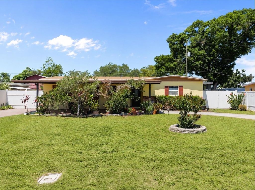 Photo of 7806 N Gomez Avenue, Tampa, FL 33614 (MLS # TB8508154)