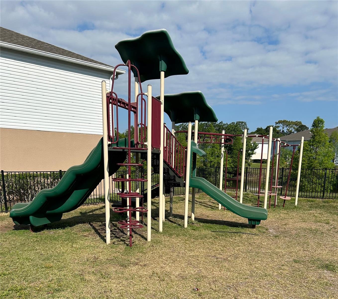 ASHBURN SQUARE TWNHMS - Residential