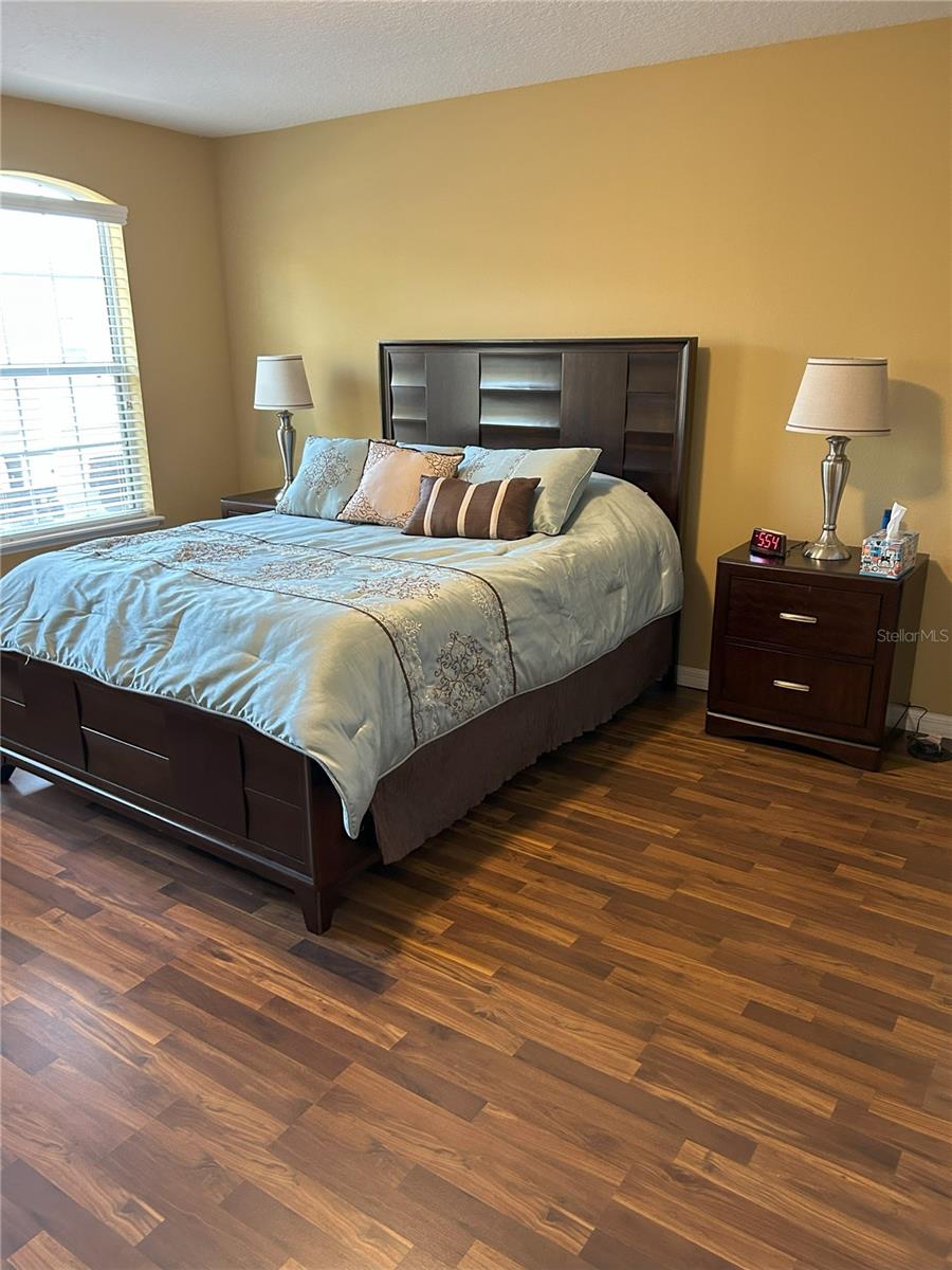 ASHBURN SQUARE TWNHMS - Residential
