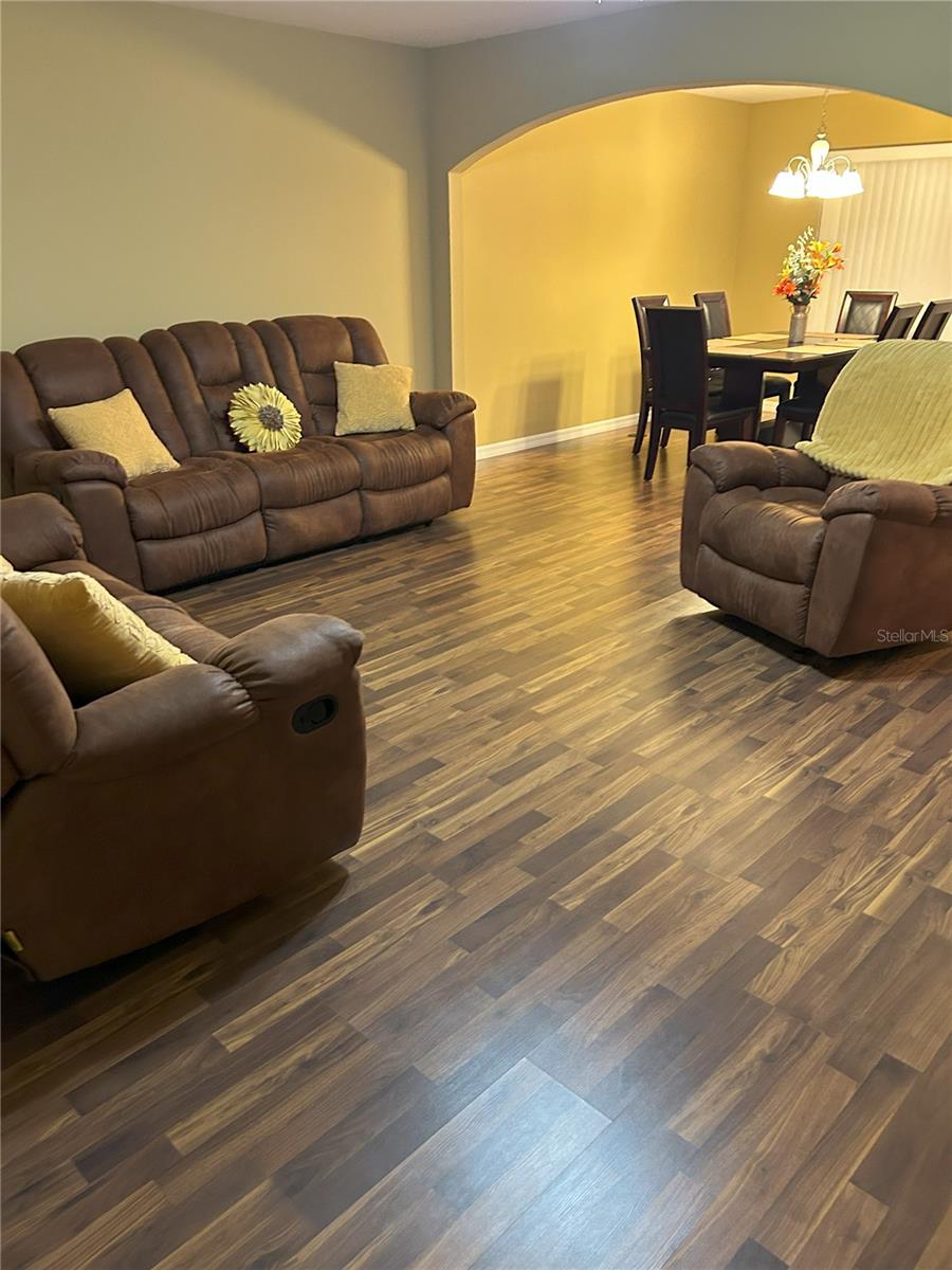 ASHBURN SQUARE TWNHMS - Residential