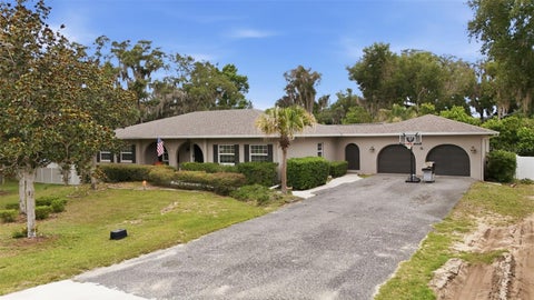 Photo of 112 E Gardenia Street, Howey In The Hills, FL 34737 (MLS # G5113528)