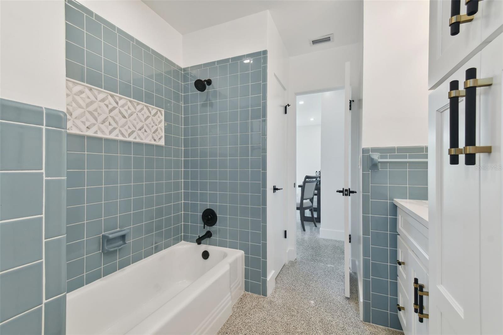 BEACH MANOR - Residential