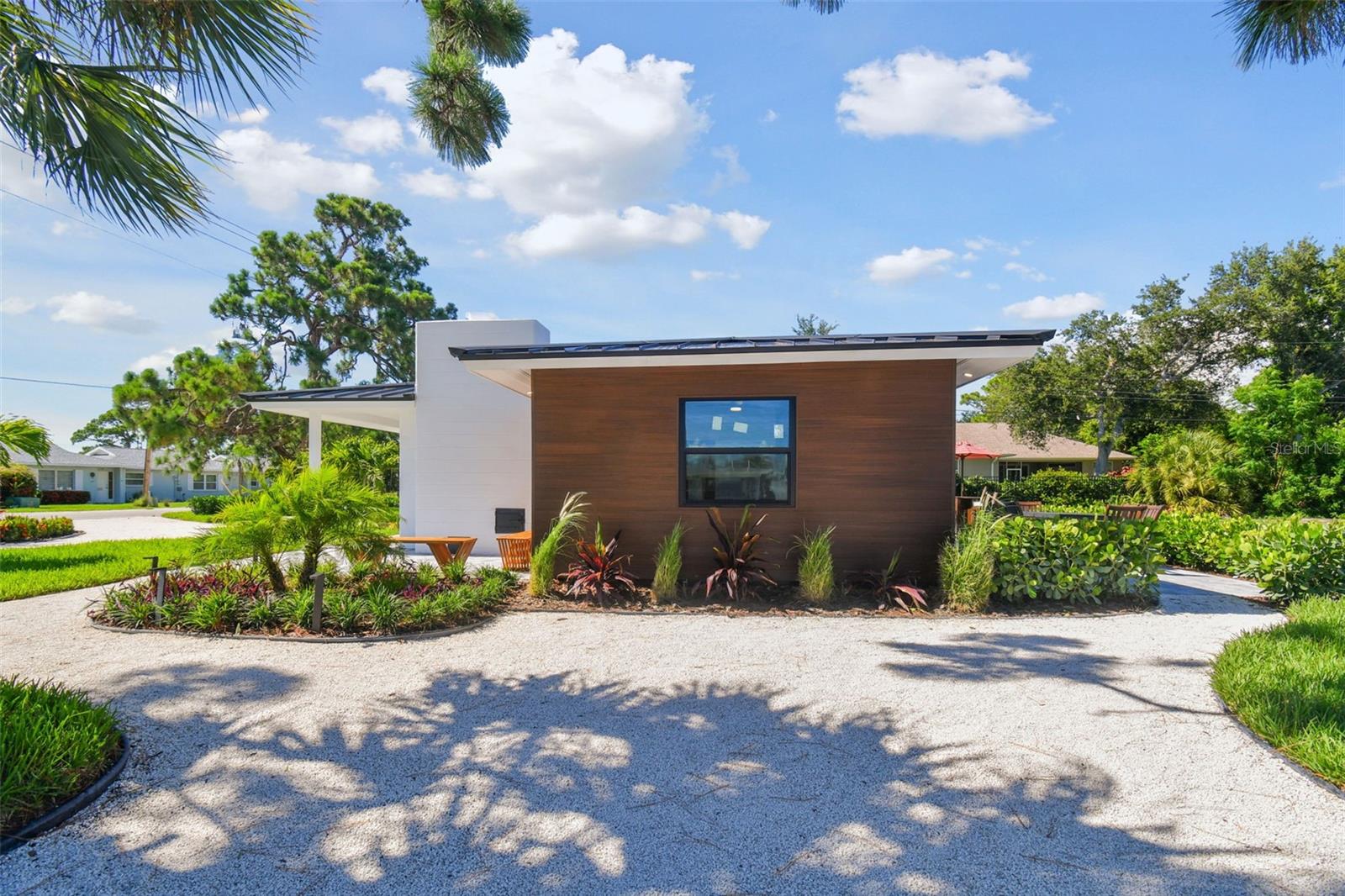 BEACH MANOR - Residential