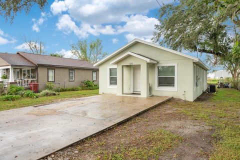 A home in PLANT CITY