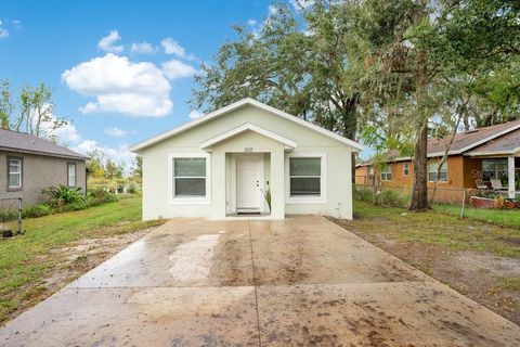 A home in PLANT CITY