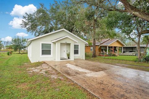 A home in PLANT CITY