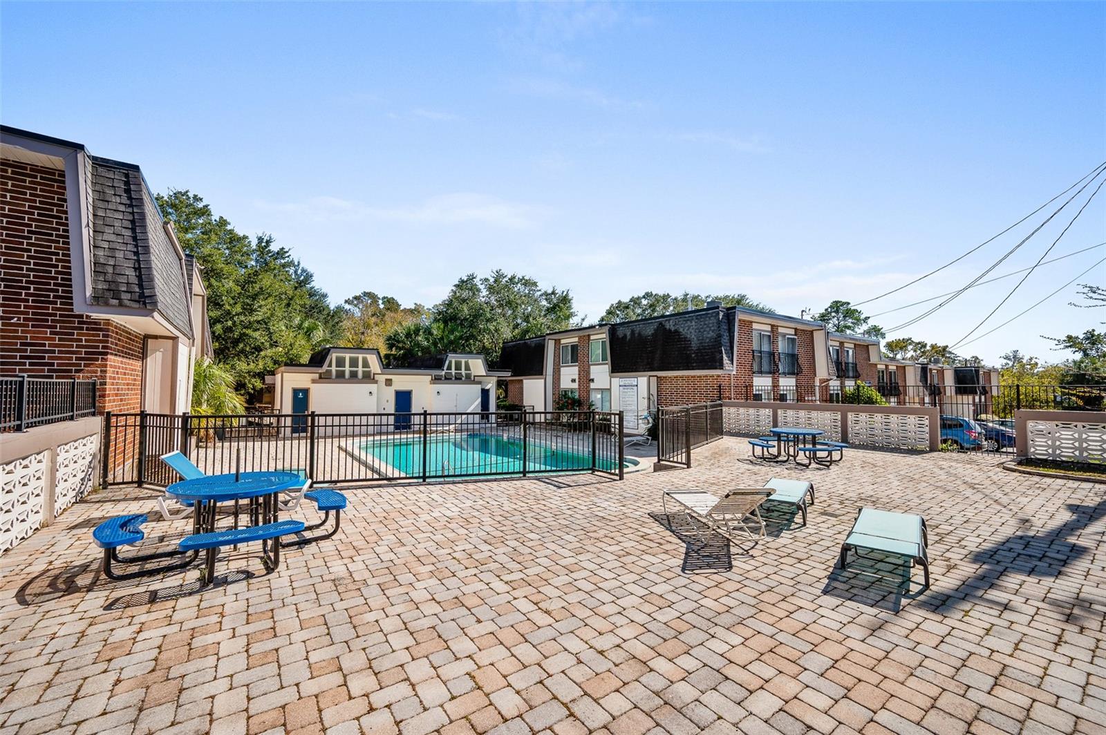 SUMMIT HOUSE - Residential