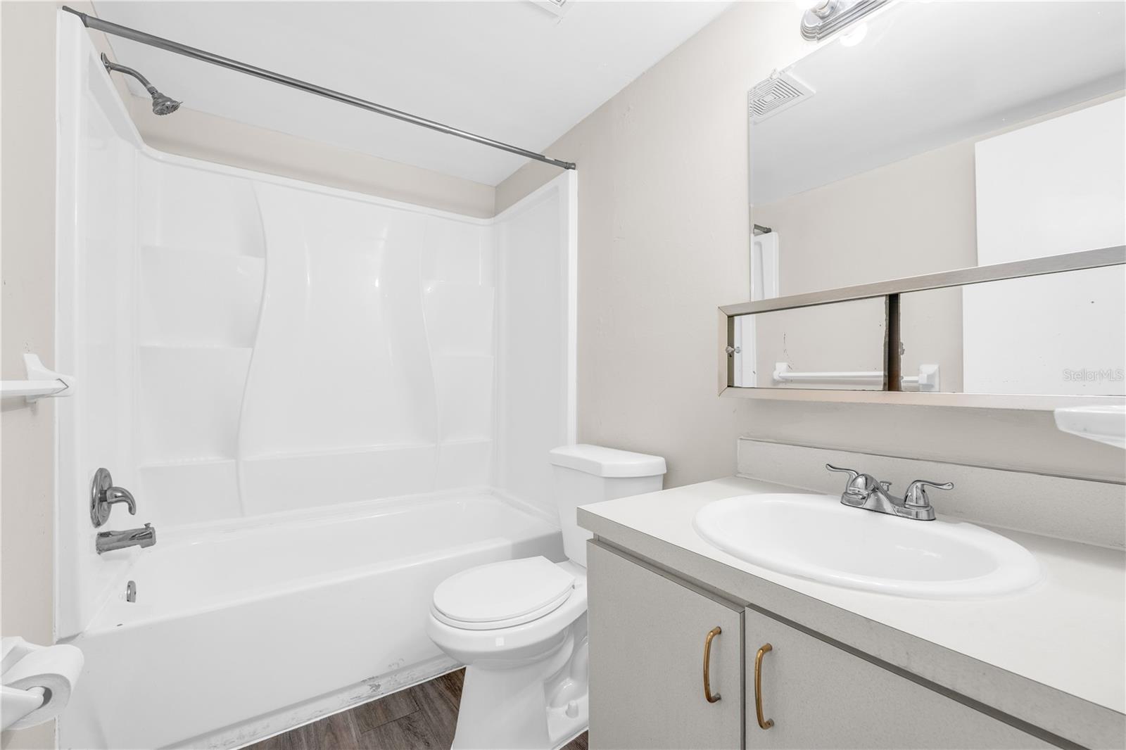 CURRY FORD STUDIOS - Residential Lease