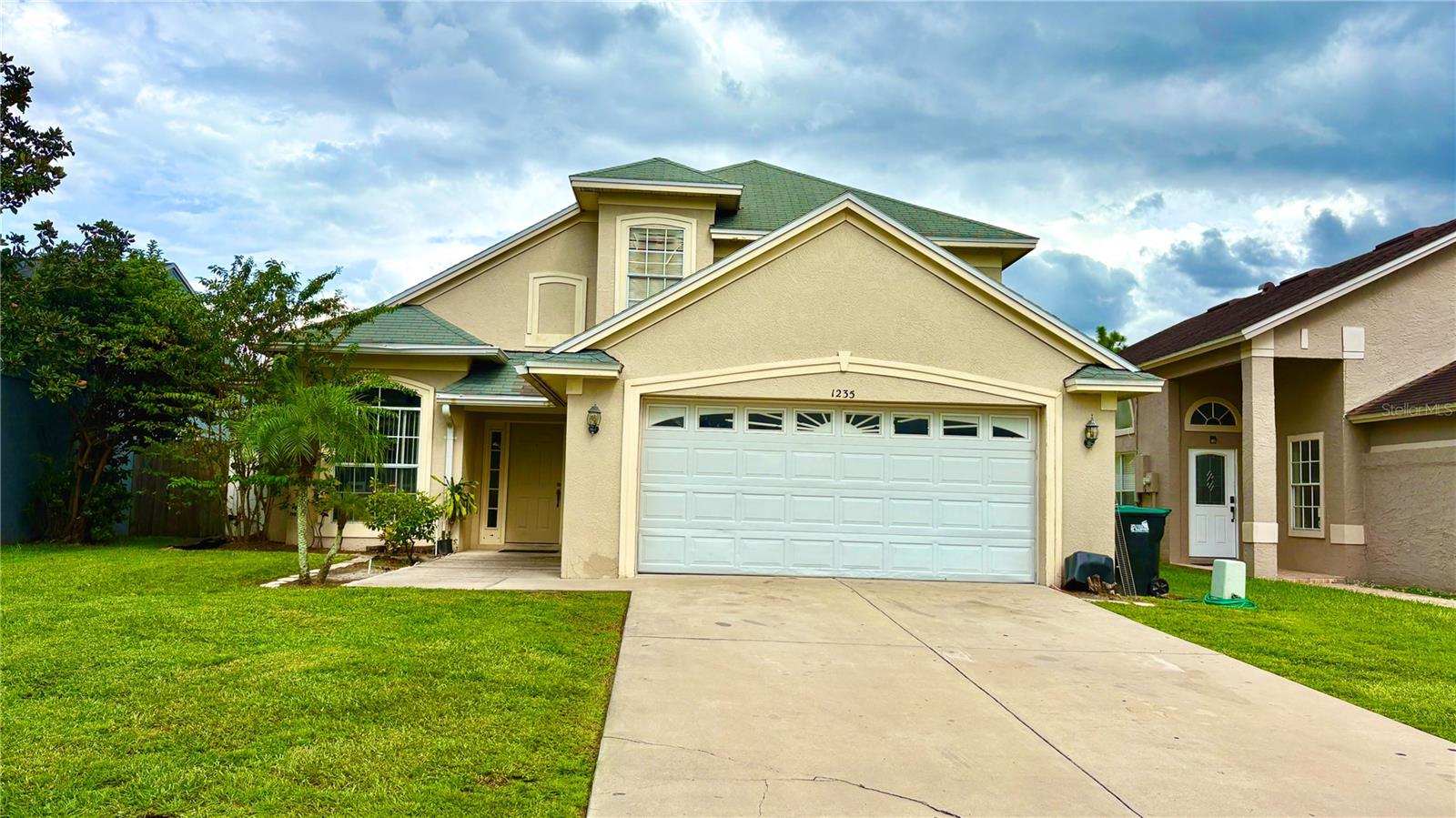 **LOCATION, LOCATION, LOCATION! THIS IS YOUR OPPORTUNITY.**
Prime location in Southchase, one of Orlando's most sought-after areas. This **4-bedroom, 2.5-bathroom home with a spacious loft** combines comfort and style in an ideal setting.
The first-floor master suite offers privacy with a walk-in closet and full bathroom. Upstairs, you'll find a versatile loft, three additional bedrooms, and a full bathroom, providing space for the entire family.
The **kitchen features granite countertops** and flows seamlessly into the family room, the covered terrace, and the private pool—perfect for enjoying the outdoors and creating unforgettable moments.
The best thing about this property is its **unbeatable location**: just minutes from The Loop, Florida Mall, SeaWorld, Discovery Cove, and Orlando International Airport. With quick access to SR417, SR528, I-4, and the Turnpike, and close to restaurants, banks, and shopping centers.
**Ideal for both home seekers and investors** looking to take advantage of the growth and high demand in the area.
This home not only offers comfort, but also connects you to everything in Orlando.