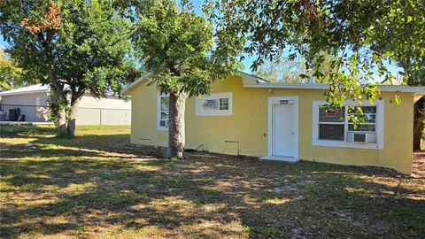 A home in AUBURNDALE