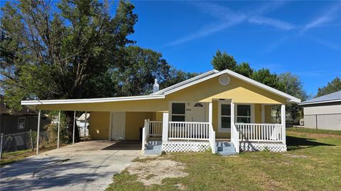 A home in AUBURNDALE