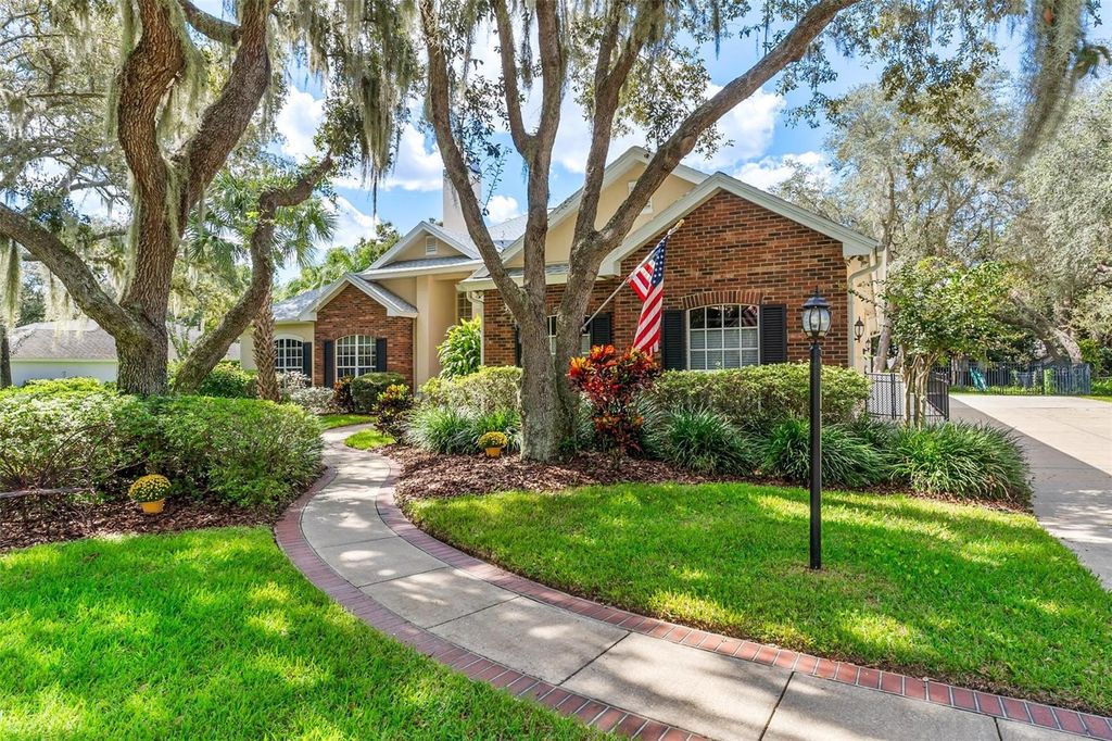 Photo of 33045 Lake Bend Circle, Leesburg, FL 34788 (MLS # G5102723)