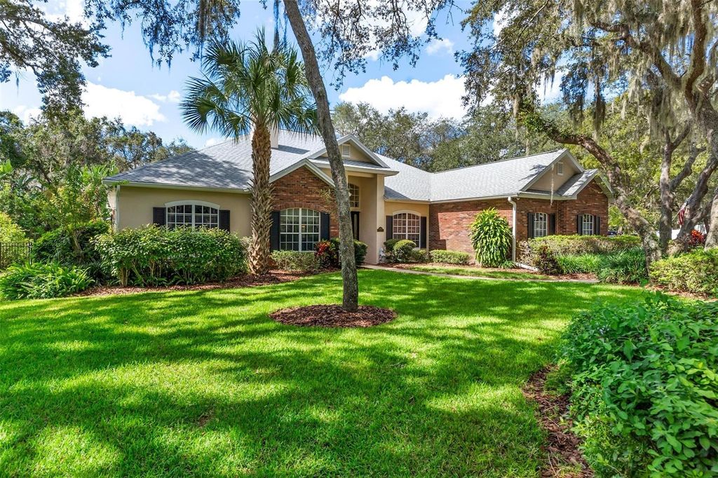Photo of 33045 Lake Bend Circle, Leesburg, FL 34788 (MLS # G5102723)