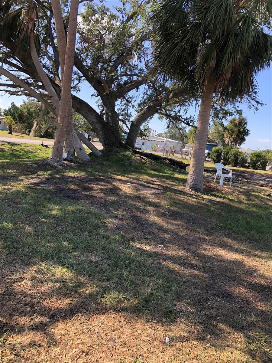 HOLIDAY PARK - Land