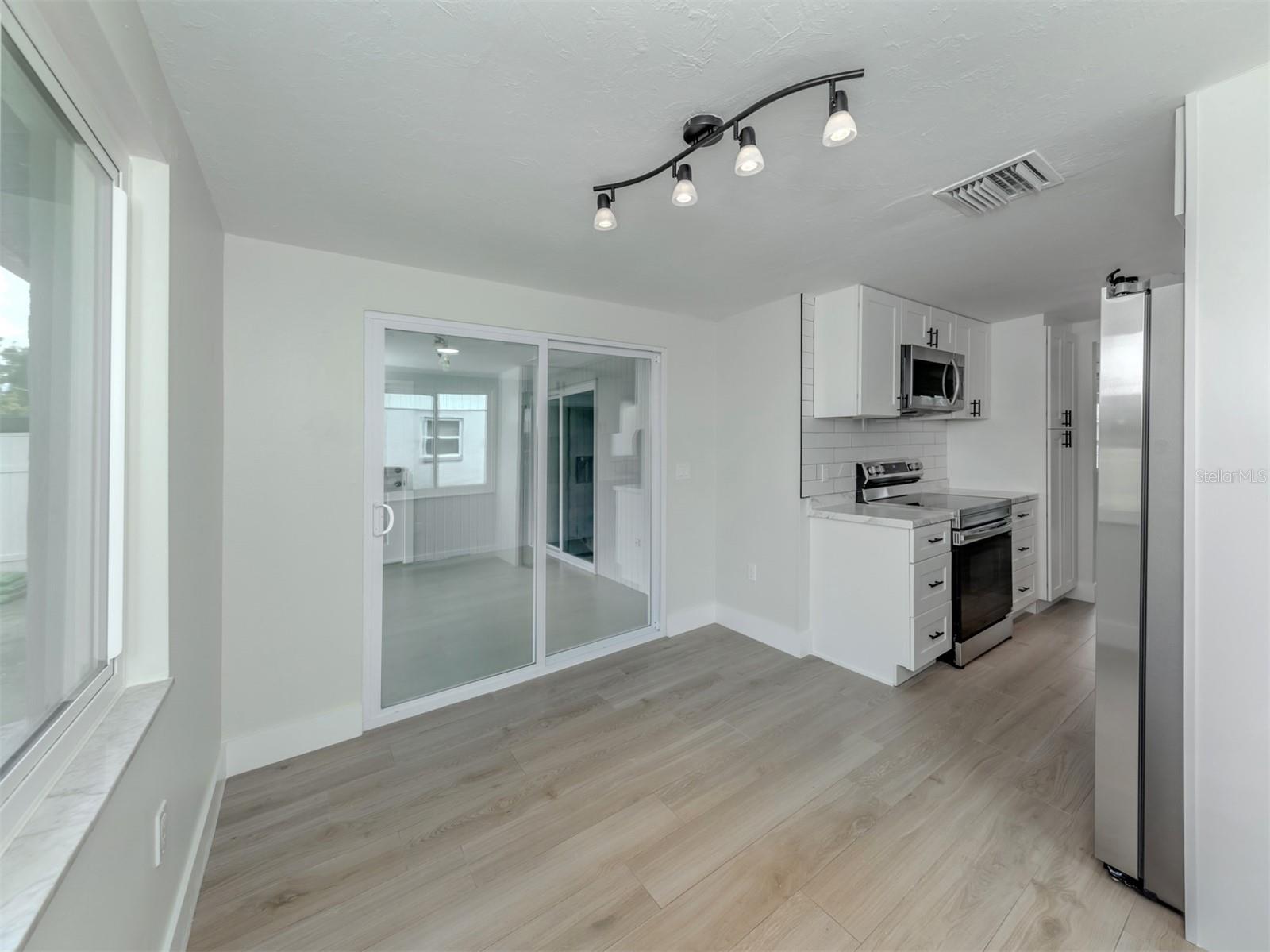 VENICE COUNTRY CLUB ESTATES RESUB - Residential Lease