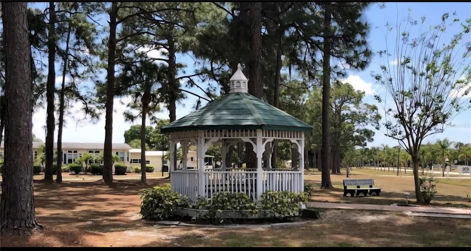HOLIDAY PARK - Land