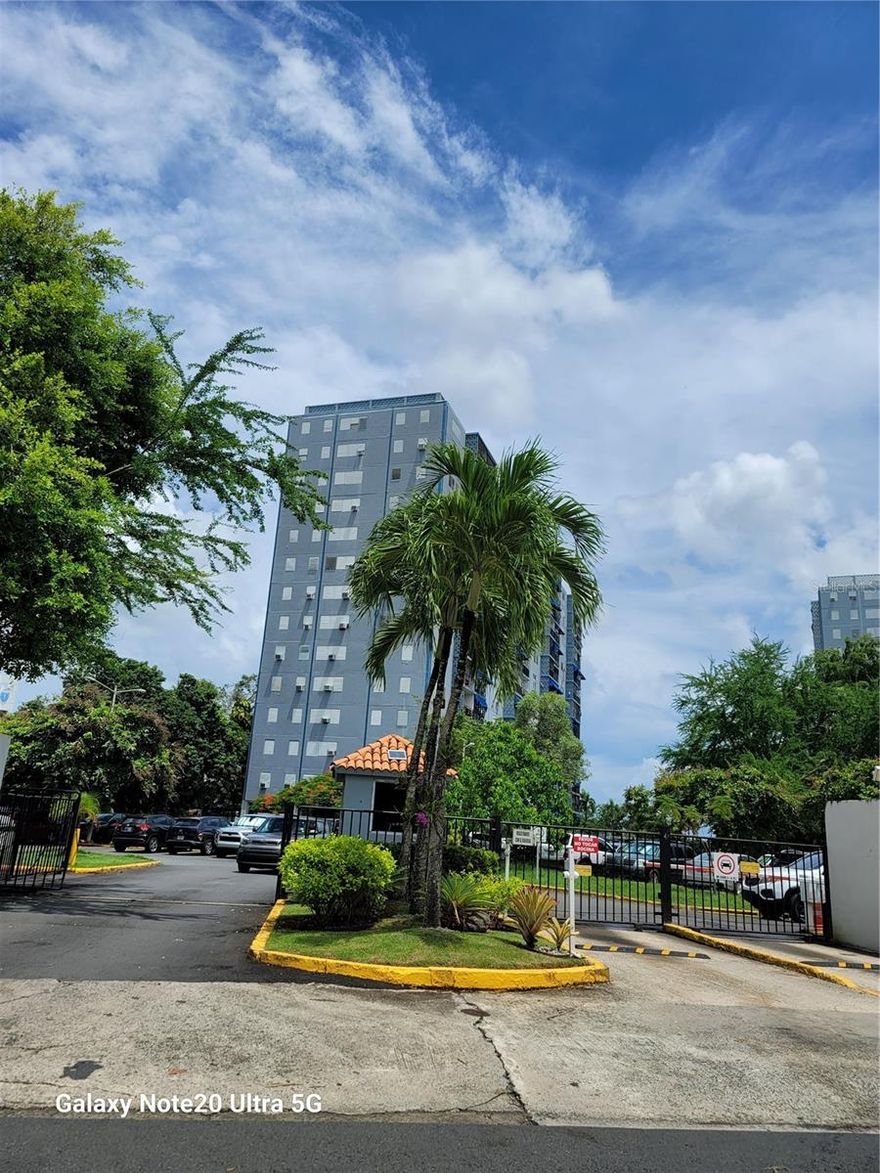 Rental of a freshly painted apartment with two bedrooms, one bathroom, a living-dining area, a kitchen, and a balcony. Located on the third floor with views of the green spaces. Includes a water heater and ceiling fans. The complex offers recreational facilities, pet walking areas, laundry services, and parking for two vehicles. It provides pedestrian access to a shopping center, pharmacies, laboratories, and restaurants. Close to major avenues and highways. The complex features 24-hour security.