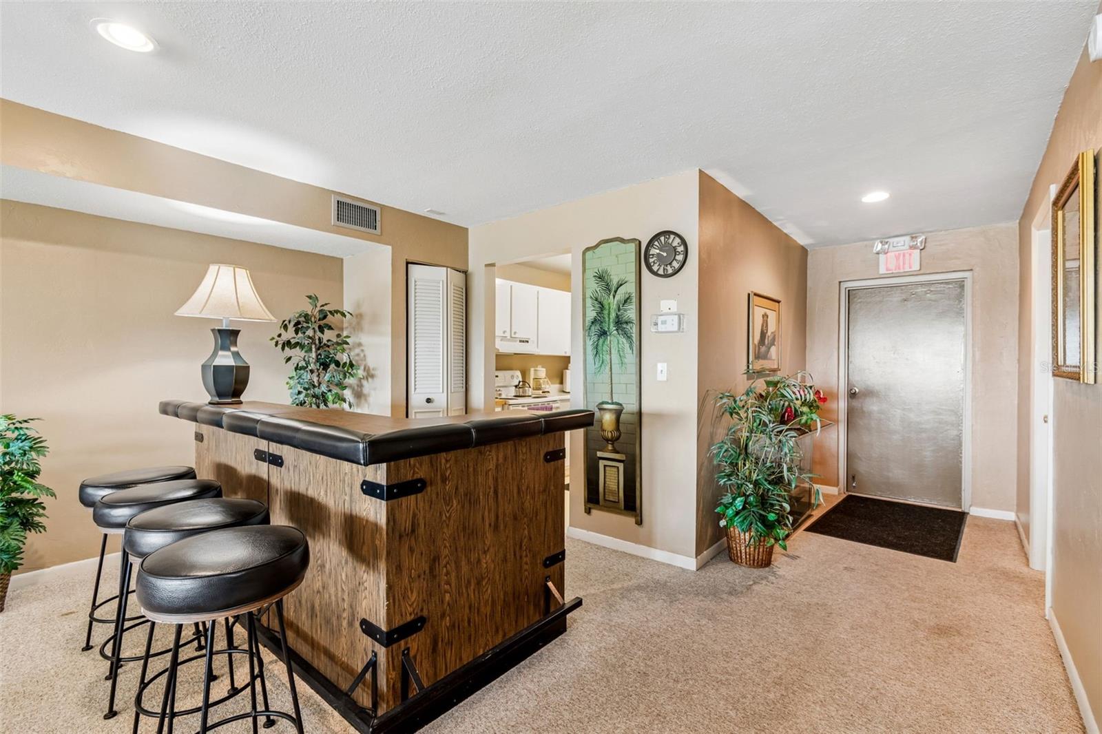 LAKE OVERLOOK APTS - Residential