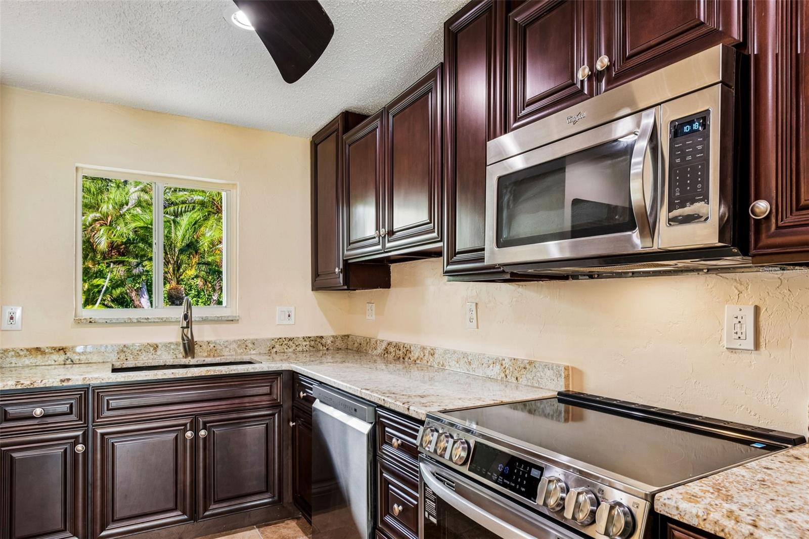 LAKE OVERLOOK APTS - Residential