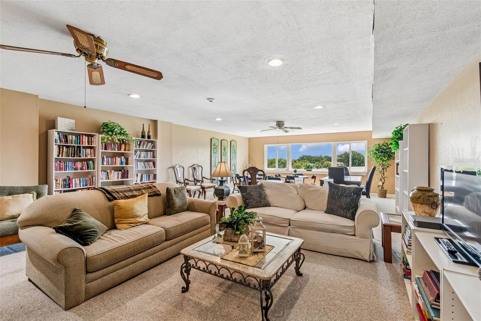 LAKE OVERLOOK APTS - Residential