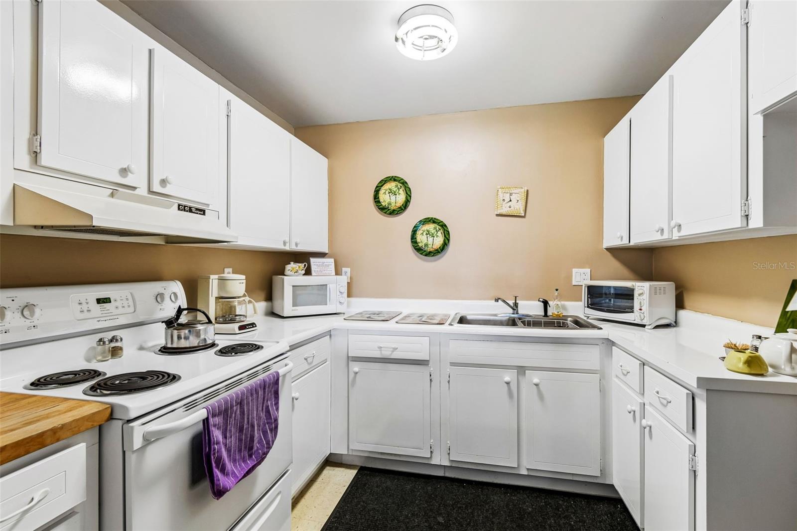LAKE OVERLOOK APTS - Residential