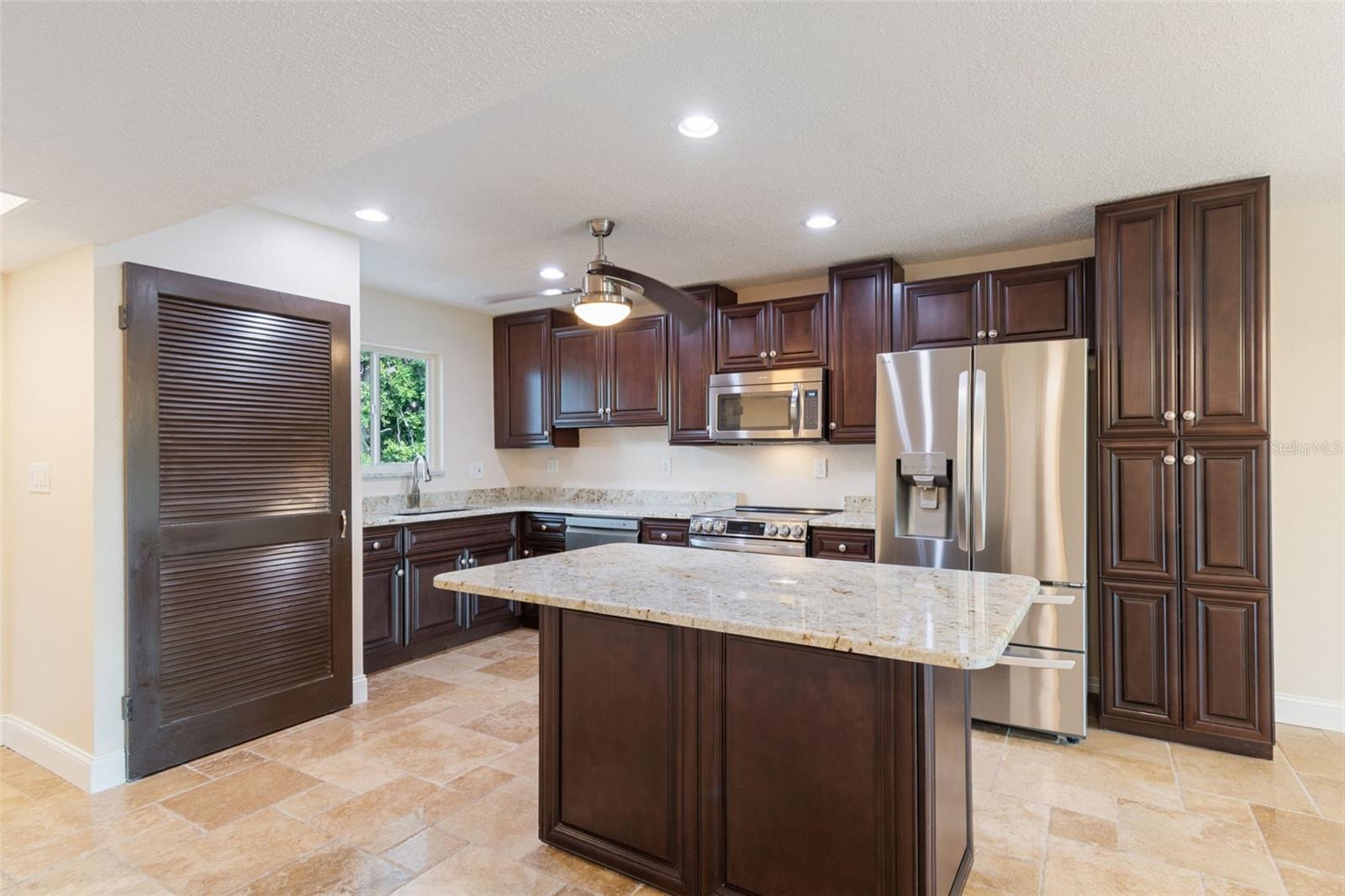 LAKE OVERLOOK APTS - Residential