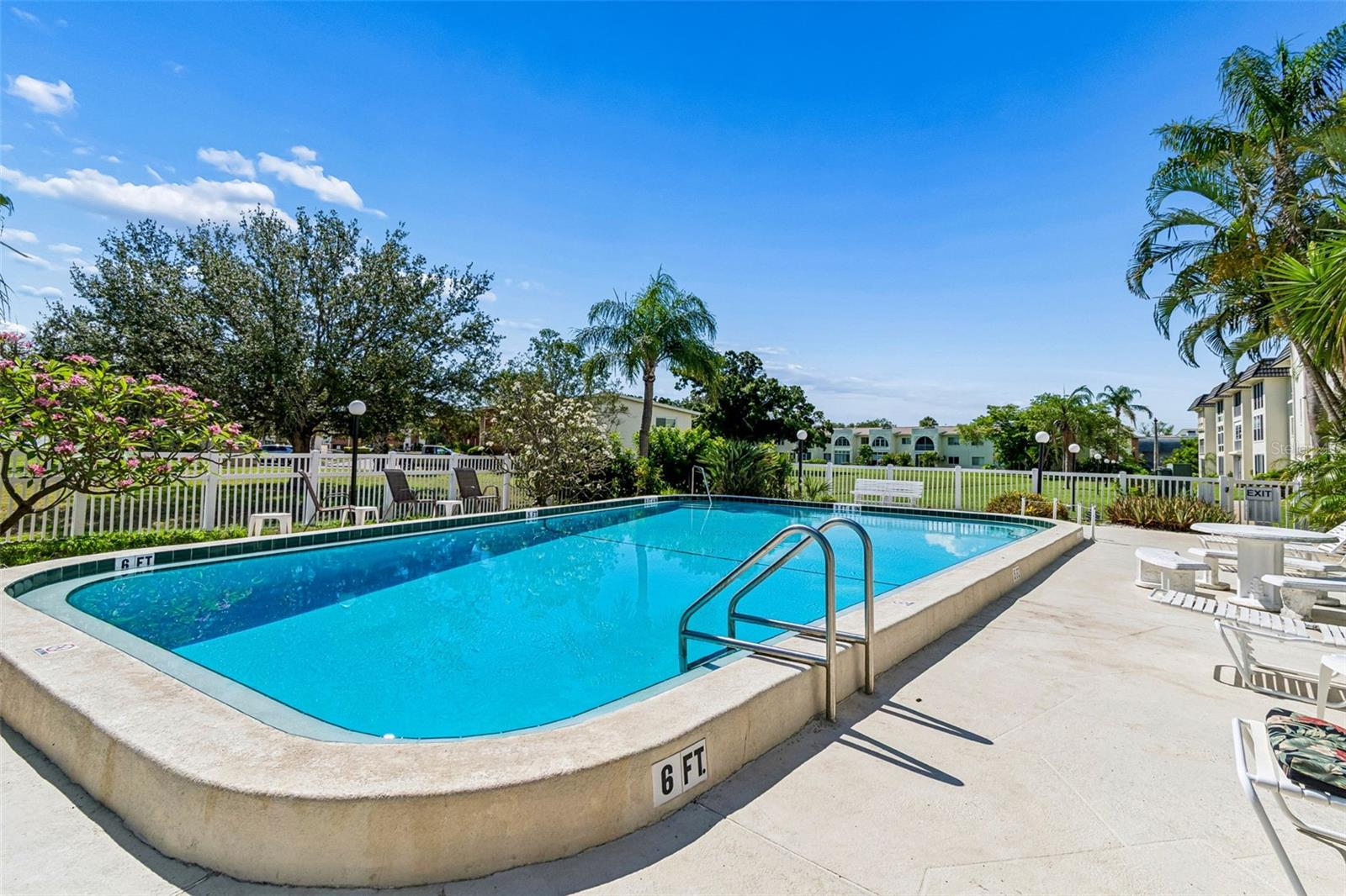 LAKE OVERLOOK APTS - Residential