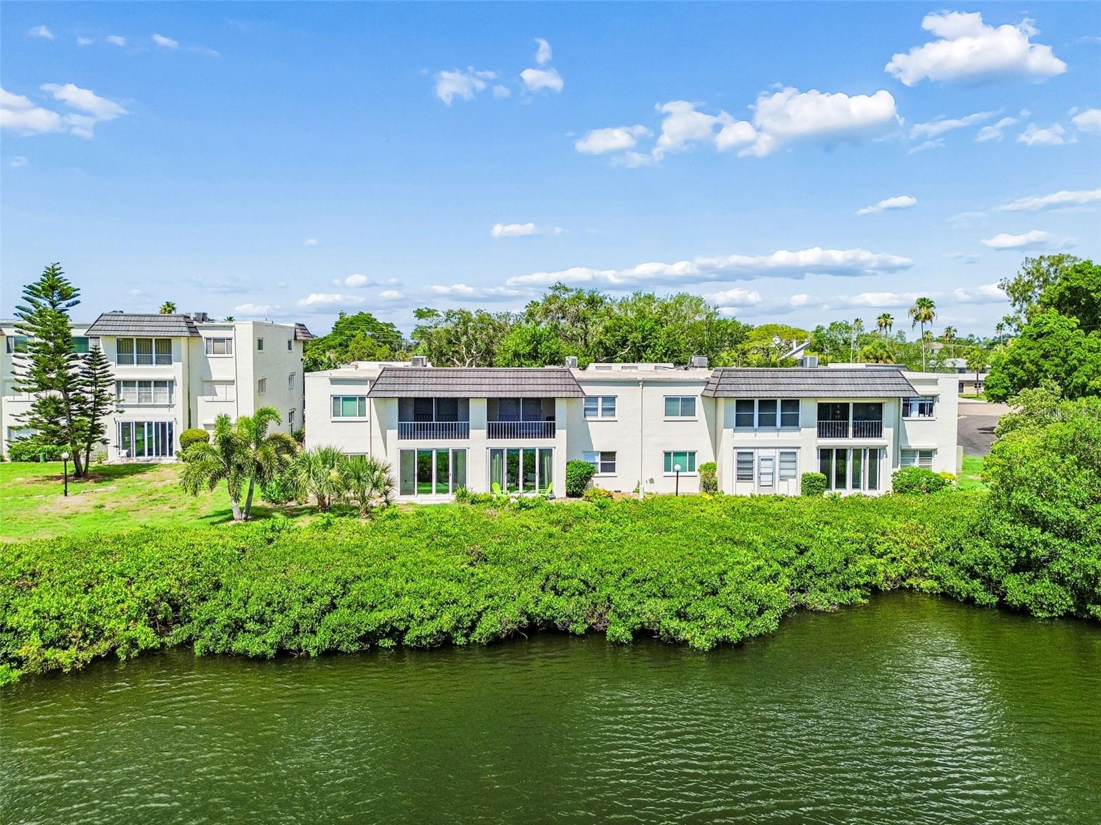 LAKE OVERLOOK APTS - Residential