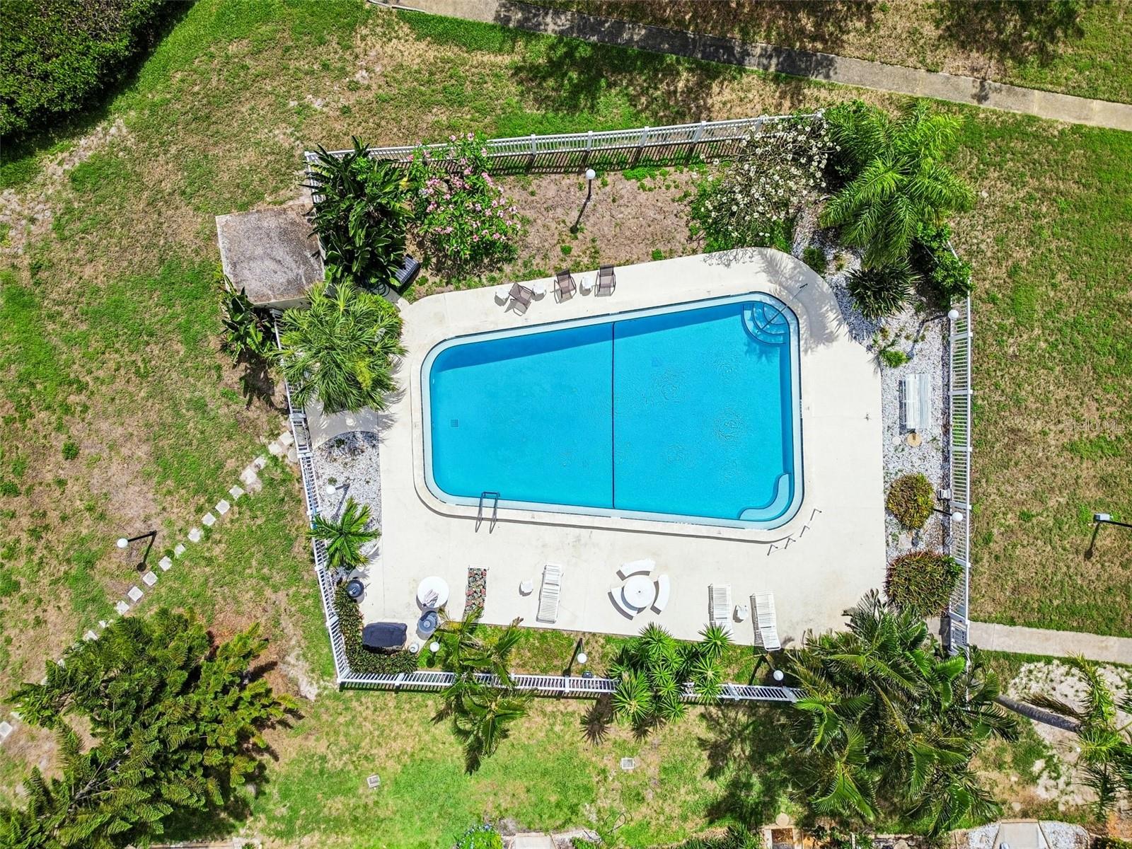 LAKE OVERLOOK APTS - Residential