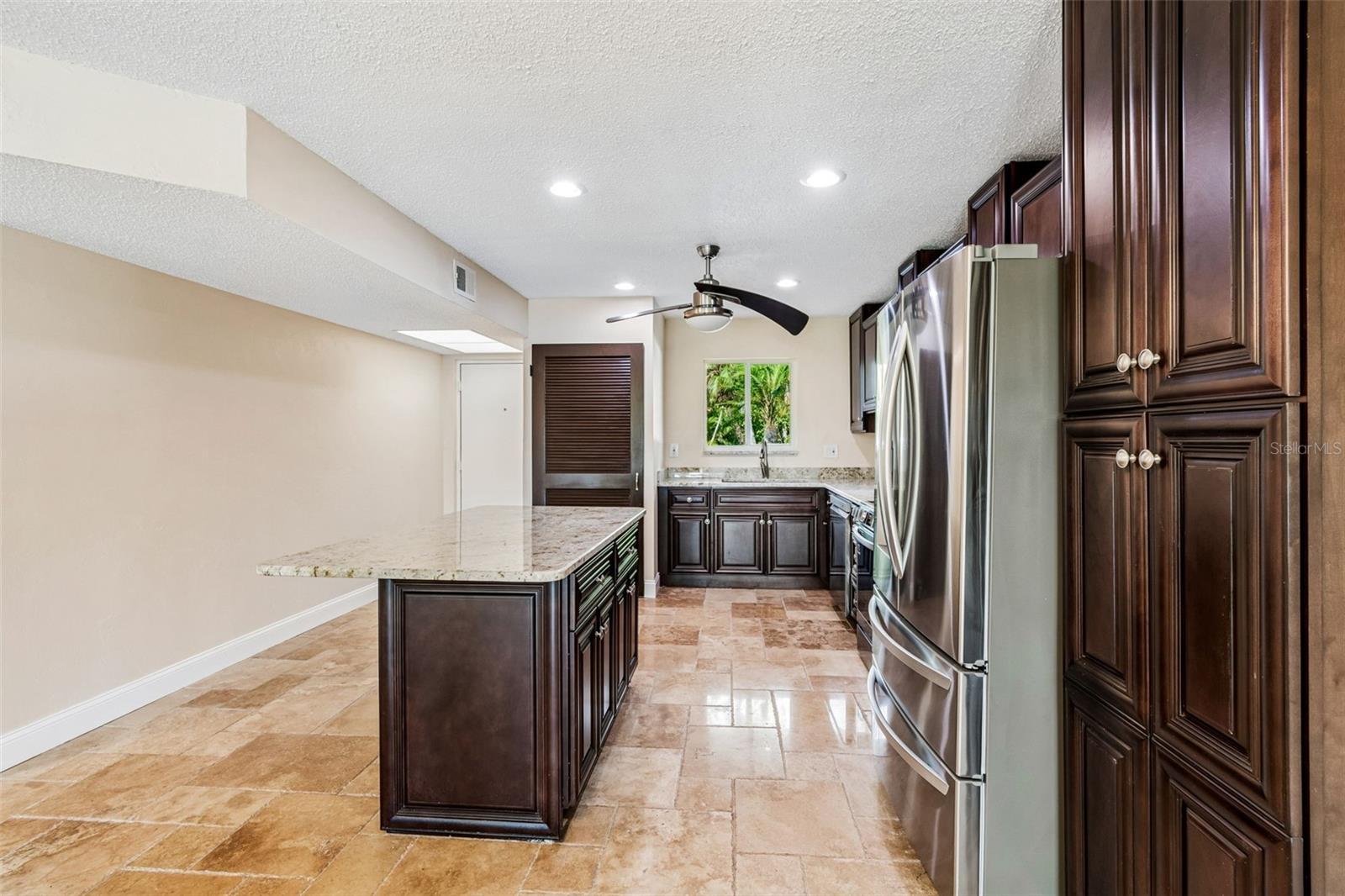 LAKE OVERLOOK APTS - Residential