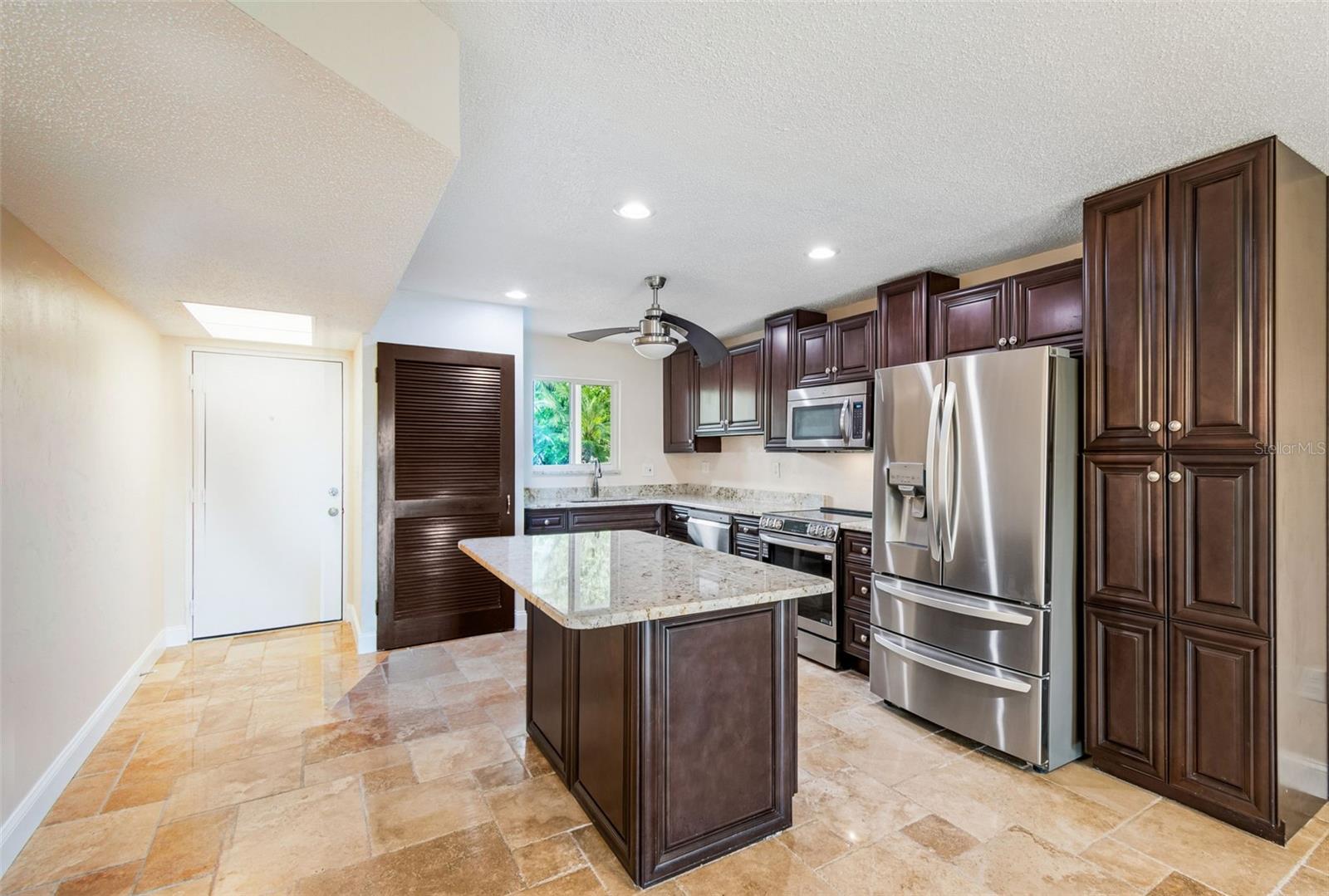 LAKE OVERLOOK APTS - Residential