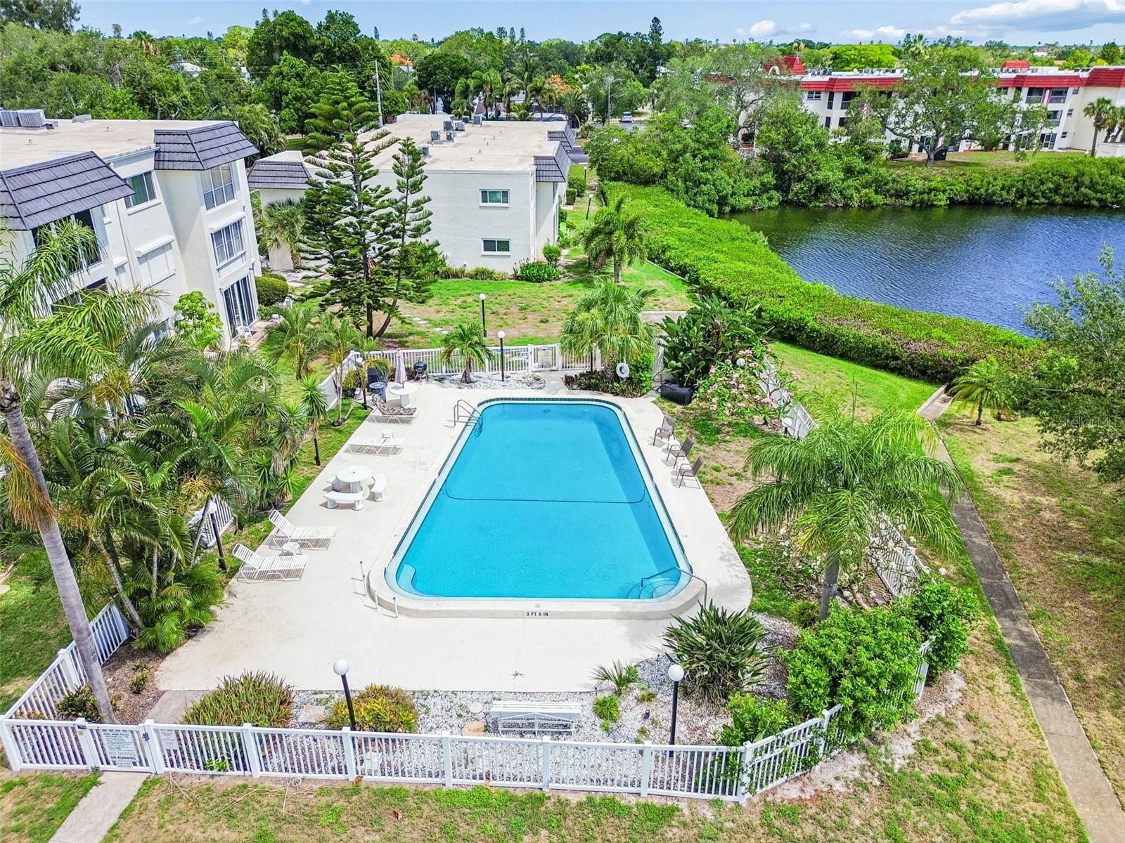 LAKE OVERLOOK APTS - Residential