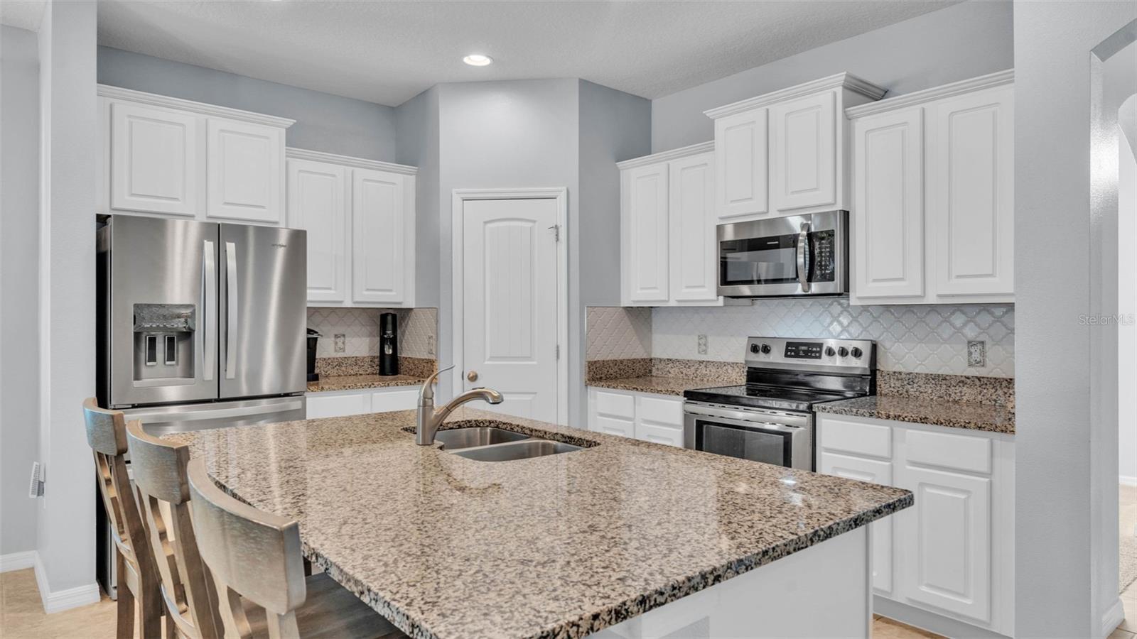 4088 PRIMA LAGO CIRCLE