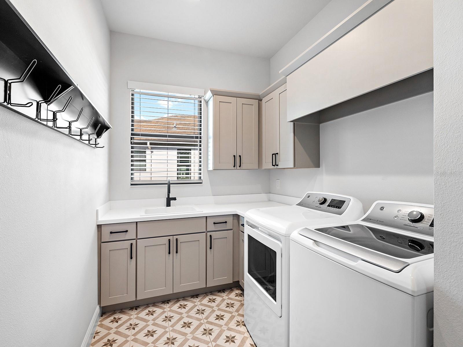 LAKEHOUSE COVE AT WATERSIDE - Residential