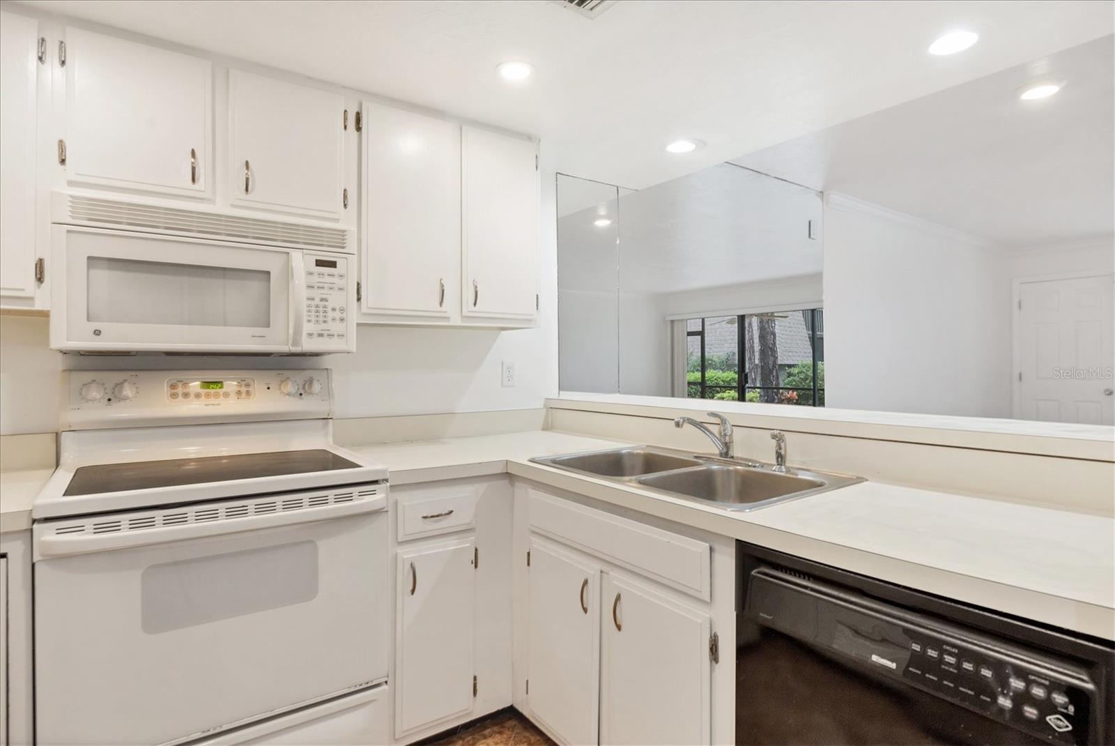 THE MEADOWS / PINEBROOK HOLLOW - Residential Lease