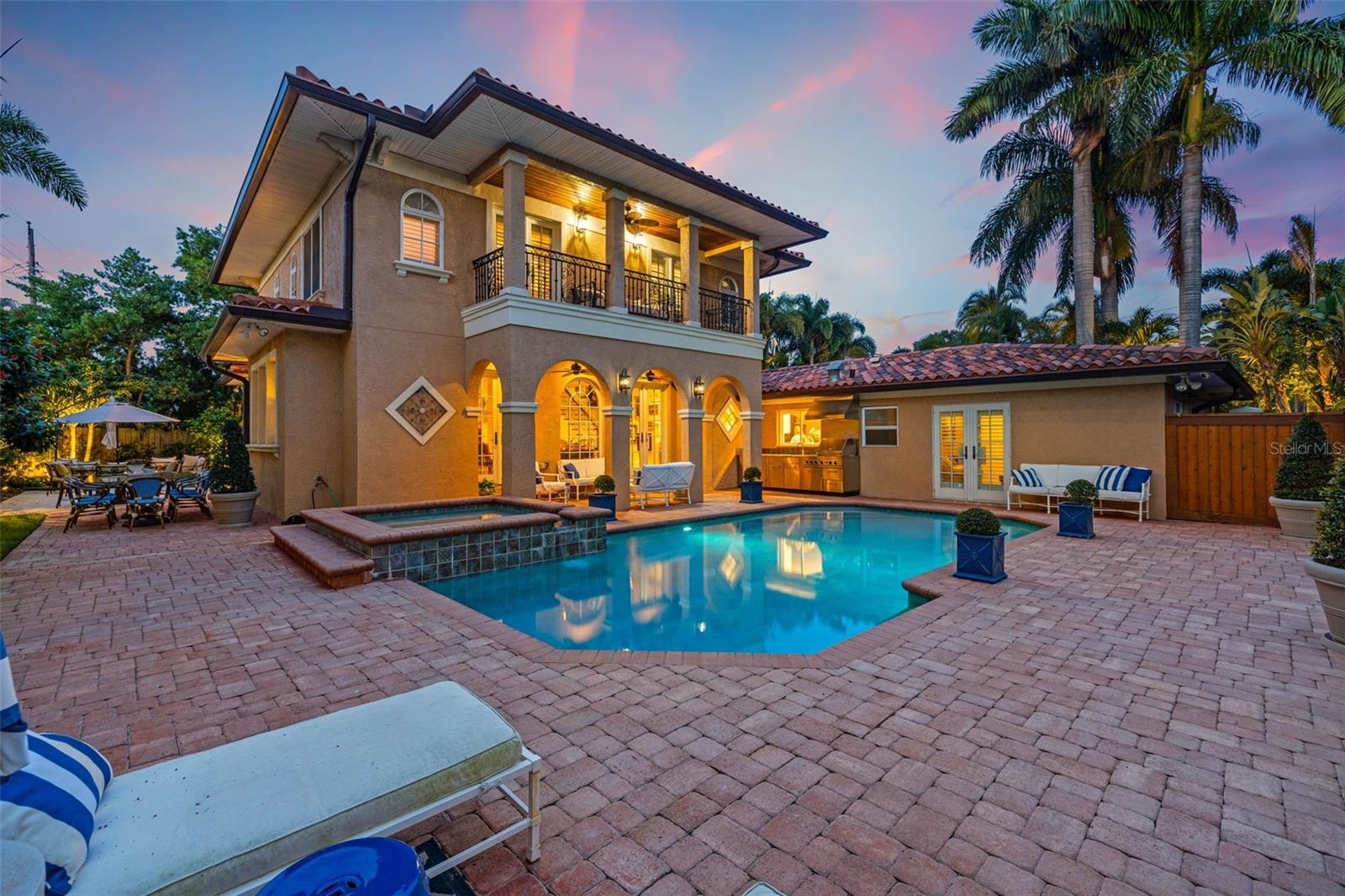 1124 SEVILLE LANE NE