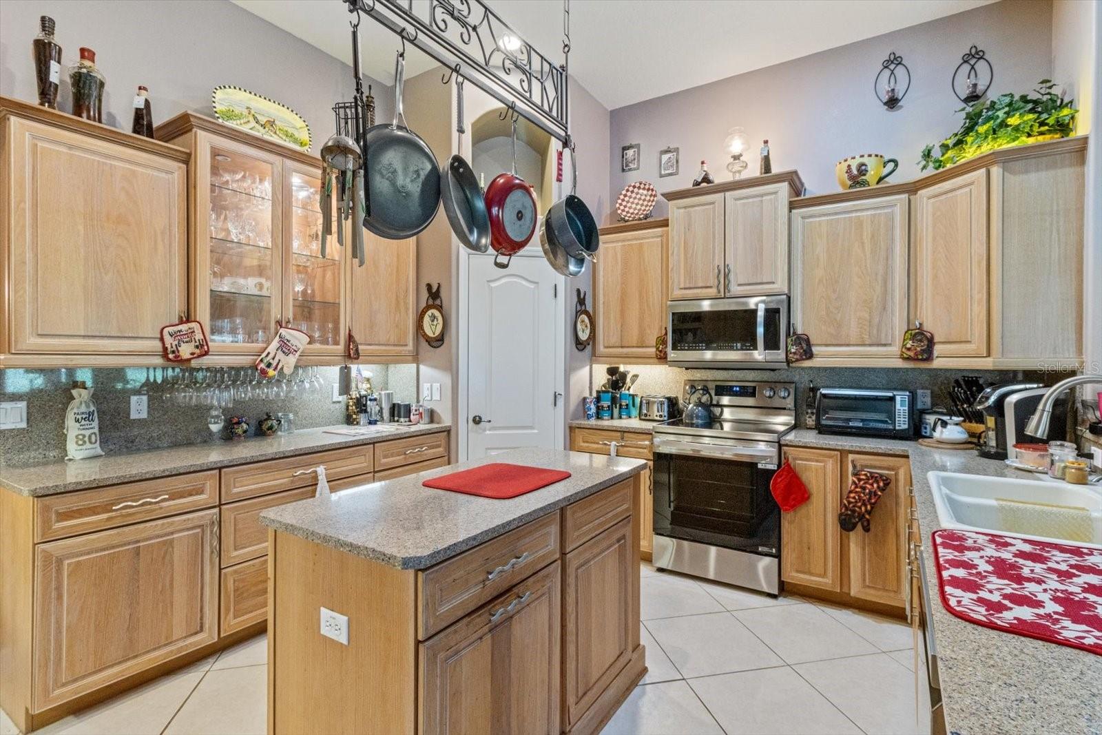 6 WOODLEE COURT N