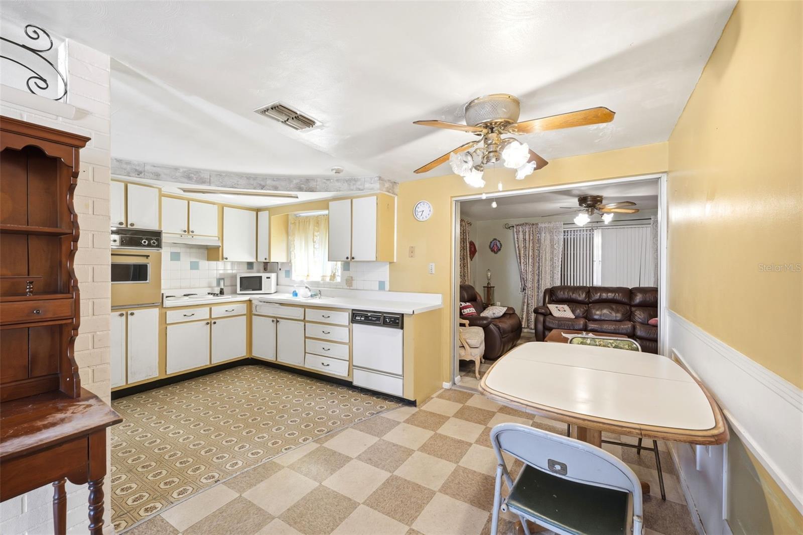 COLONIAL MANOR - Residential