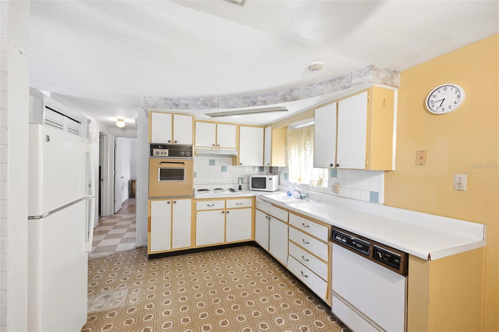 COLONIAL MANOR - Residential