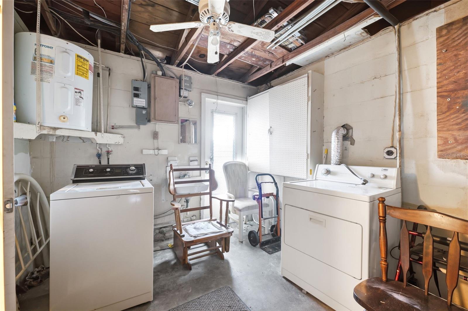 COLONIAL MANOR - Residential