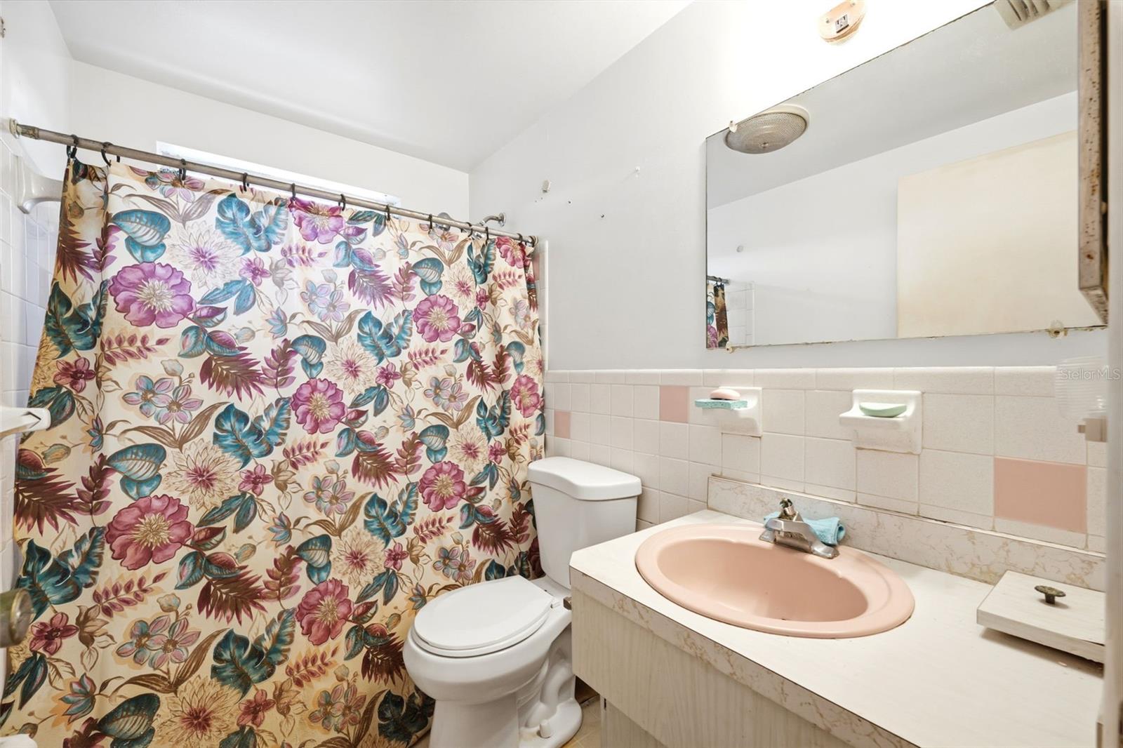 COLONIAL MANOR - Residential