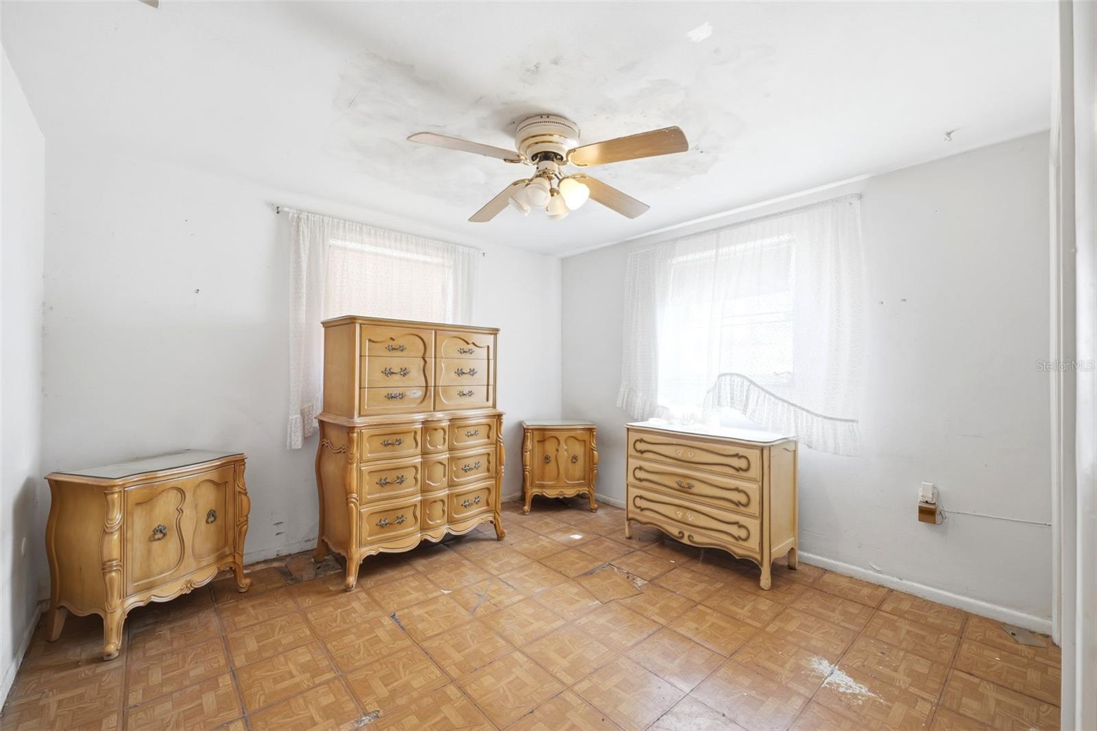 COLONIAL MANOR - Residential