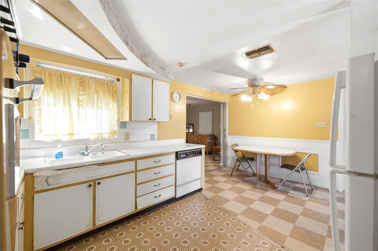 COLONIAL MANOR - Residential