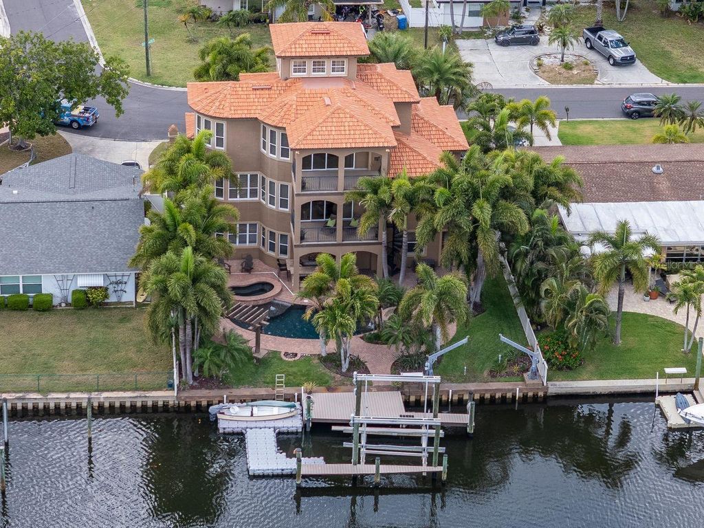 Photo of 507 Driftwood Drive E, Palm Harbor, FL 34683 (MLS # TB8494743)