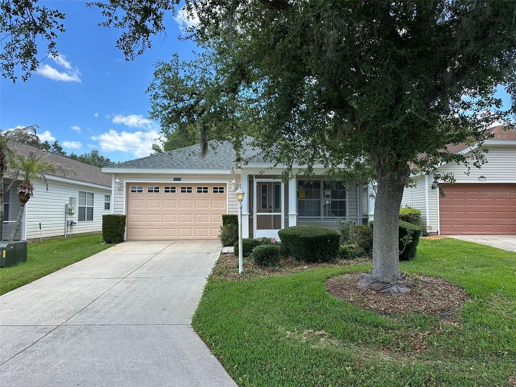 Photo of 25335 Cranes Roost Circle, Leesburg, FL 34748 (MLS # G5112540)