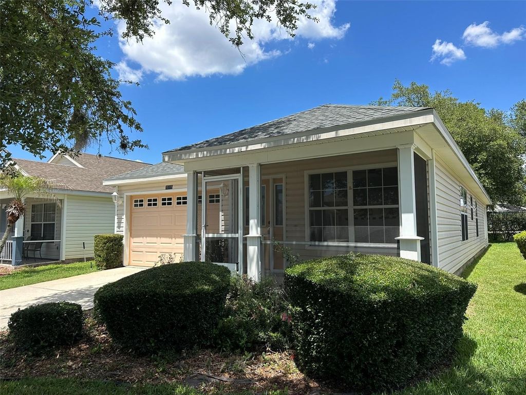 Photo of 25335 Cranes Roost Circle, Leesburg, FL 34748 (MLS # G5112540)