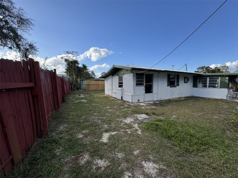 A home in LAKE WALES