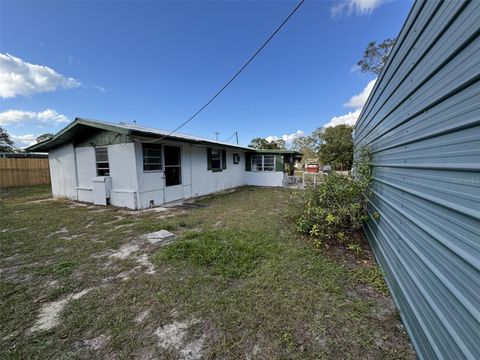 A home in LAKE WALES